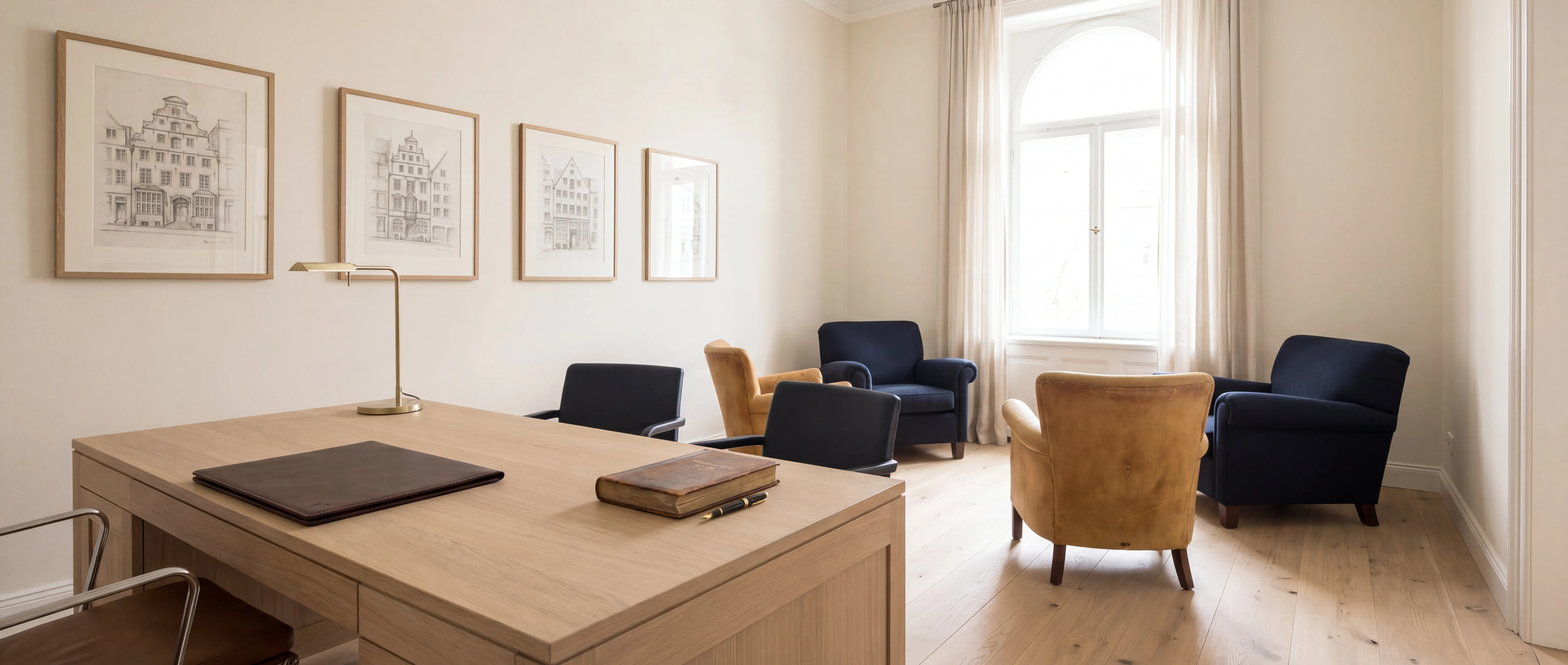 Helles Boutique-Büro mit Eichentisch und Tageslicht — Symbol für strukturierte Nachfolgeplanung